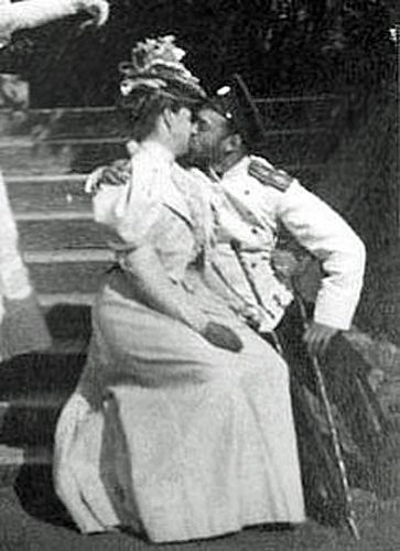 The Czar Nicholas and Empress Alexandra kissing(500)
