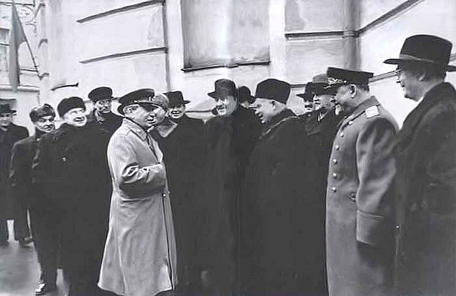 парад (1950 г.). Слева направо в первом ряду_ Берия, Сталин, Маленков, Каганович, Хрущёв, Молотов, Булганин, Суслов.(924)