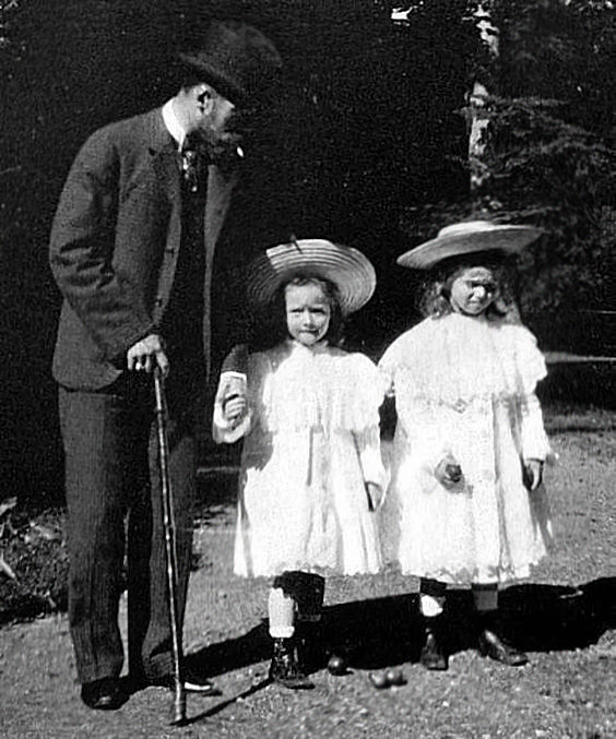 Tsar Nicholas ll of Russia with his daughters Grand Duchesses Tatiana and Olga